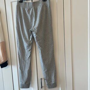 Alo yoga unwind sweat pant medium NWT dove grey Heather